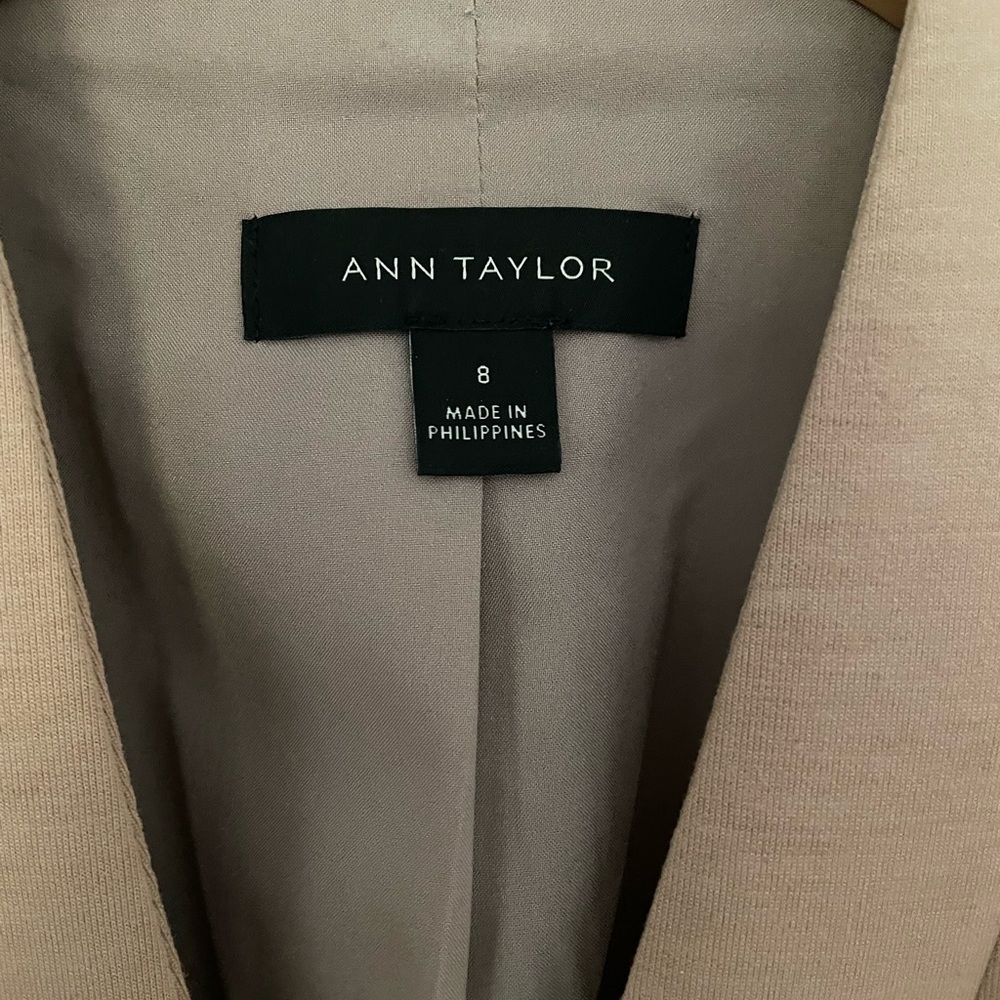 Ann Taylor tan ponte collarless blazer, Sz 8 - Picture 3 of 7
